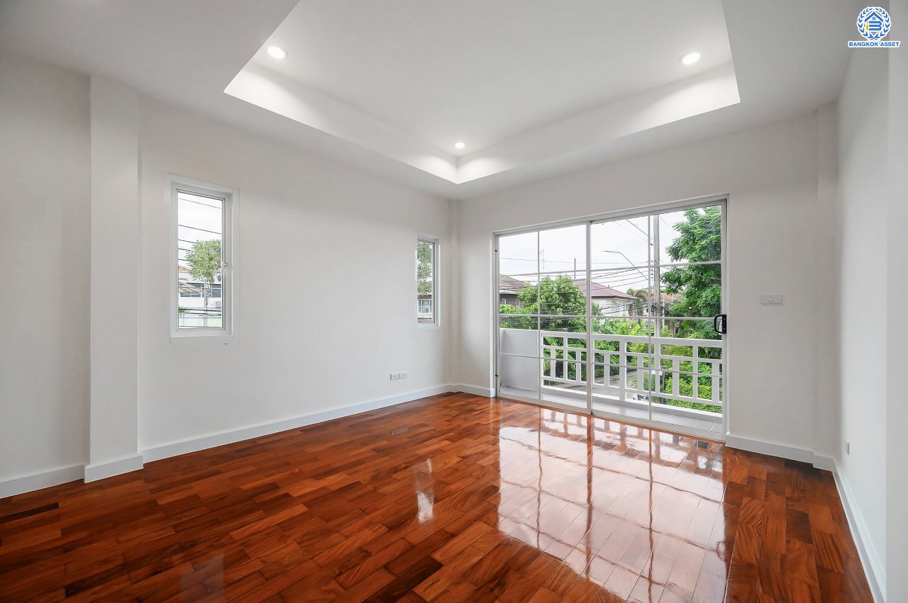 บ้านมือสองตกแต่งใหม่ แบรนด์ LH โครงการ มัณฑนา เพชรเกษม81 พร้อมรองรับทุกความสุข บนเนื้อที่ 54.4 ตร.ว. พื้นที่ใช้สอยกว่า 123.84 ตร.ม. พร้อมฟังก์ชัน 3 ห้องนอน 3 ห้องน้ำ จอดรถได้ 2 คัน บนทำเลเชื่อมต่อสู่ ถ.เพชรเกษม, ถ.พุทธมณฑลสาย4 ใกล้เดอะมอลล์ บางแค และม.มหิดล...